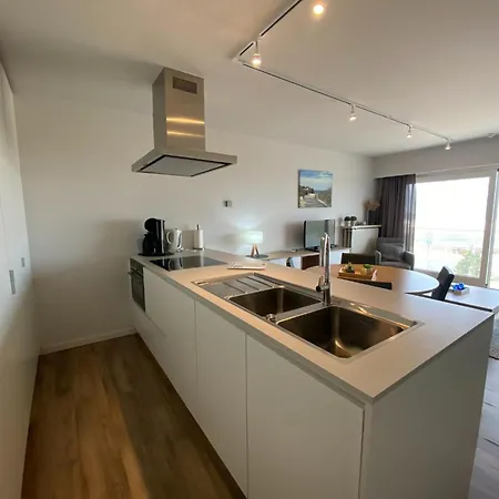 In By Sandy Beaches דירה