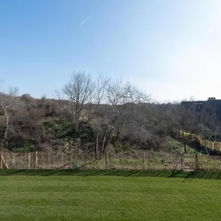 In By Sandy Beaches דירה